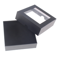 Boîte cadeau pour montre avec couvercle fenêtré, base imprimée, gaufrage, pelliculage mat, fermeture magnétique, personnalisable, luxe, rigide, matériaux recyclés