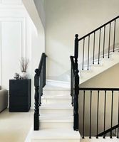 Balustres en fer forgé droits, simples et élégants, pour escaliers de villa