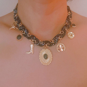 Collar con colgante de bufanda estilo Encanto del Desierto del Oeste Salvaje - Product Image 3