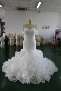 Vestido de Novia de Lujo 2022 con Hombros Descubiertos, Escote Corazón, Apliques de Encaje con Pedrería, Vestido de Novia de Sirena con Capas - Product Image 5