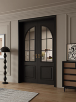 Porte en bois à charnières de style médiéval, peinture noire, lignes profondes, style Mid-Century, double porte avec verre dépoli et ligne arquée