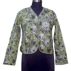 Veste courte matelassée respirante en coton tricoté coloré à imprimé floral pour femme avec boutons et logo frontal – Collection Automne Hiver - Product Image 1