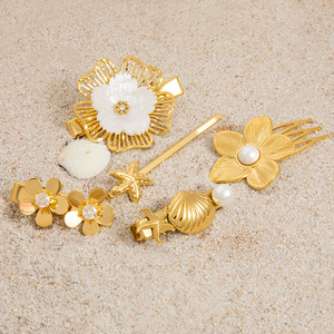 Pince à cheveux florale en acier inoxydable plaqué or 18 carats avec perles, zircon, étoile de mer et coquillage – Accessoire quotidien pour femme - Product Image 4