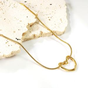 Collier personnalisé en acier inoxydable plaqué or 18 carats, anti-ternissement, avec pendentif cœur torsadé creux, bijoux minimalistes pour femmes - Product Image 5