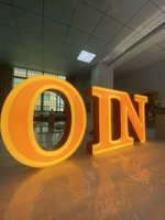 Enseignes lumineuses personnalisées en acier inoxydable, lettres éclairées à halo doré avec lettres en relief polies miroir
