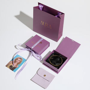 Caja de regalo de papel de gran venta, caja con detalles, joyería con logo personalizado, bolsa de terciopelo rosa, caja con tapa abatible para pendientes y pulseras - Product Image 1