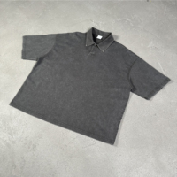 Korte, boxy fit, vintage acid wash streetwear poloshirt met custom logo zeefdruk, gewassen donkergrijs, ademend, blank T-shirt