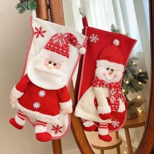Calcetines Navideños Clásicos Grandes con Diseño de Santa Claus, Muñeco de Nieve y Reno, Decoraciones Navideñas para Fiestas Familiares, Guangdong OEM/ODM - Product Image 2