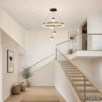 Lustre annulaire avec boules suspendues et bande lumineuse circulaire entourant le cadre, idéal pour les tables à manger et les espaces sous les escaliers