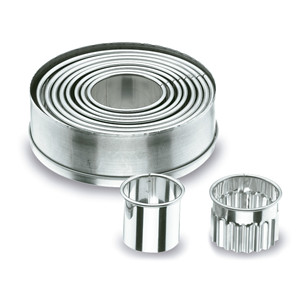 Set di 9 tagliabiscotti rotondi in acciaio inossidabile per cuocere e decorare biscotti - Product Image 1