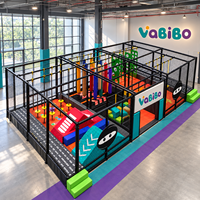 Équipement de parcours Ninja intérieur commercial américain personnalisé avec anneaux suspendus, balançoire à corde et fosse de mousse OEM ODM FEC pour enfants, centres commerciaux et gymnases 3D