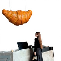 Sculpture géante grandeur nature de croissant, modèle lumineux en fibre de verre, peint par pulvérisation, fabriqué en Chine pour les devantures de boulangeries