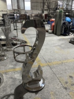Table de bar de luxe en acier inoxydable doré avec base en forme de S moderne, table haute robuste pour cocktails, idéale pour les mariages, les fêtes et la location événementielle