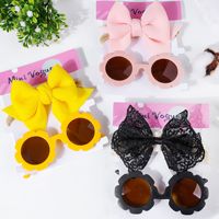 Ensemble d'accessoires pour cheveux pour bébés et tout-petits : Lunettes de soleil anti-UV mignonnes en forme de fleur et bandeau à nœud papillon