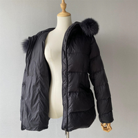 Veste en duvet élégante courte et chaude Parka épaisse Outwear vente en gros manteaux en duvet de plumes de canard à capuche en fourrure de renard de luxe d'hiver pour femme