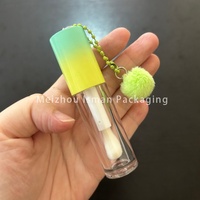 ISMAN En gros, Tube de brillant à lèvres 6ml avec porte-clés pompon en peluche, applicateur à grande brosse transparente, emballage personnalisable avec logo, pour brillant à lèvres et huile à lèvres