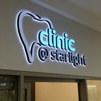 Enseigne commerciale de luxe en acier inoxydable rétroéclairée, lettres en relief 3D éclairées par LED pour bureau