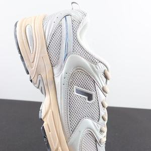 รองเท้าดีไซน์เนอร์คุณภาพสูงทุกฤดูกาล สำหรับกิจกรรมกลางแจ้ง ป้องกันเชื้อรา บรรจุภัณฑ์แบบยกแพ็ค รองเท้าทรง Dad Shoes - Product Image 5