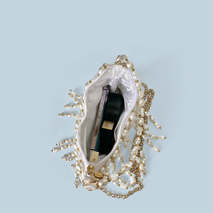 กระเป๋าสไตล์จีนแบบใหม่ กระเป๋าถือทรงโฮโบประดับพู่ลูกปัด  กระเป๋าถือทรงไม่สมมาตรประดับมุก  กระเป๋าผ้าไหมซาตินทรงเกี๊ยวสำหรับงานเลี้ยง  กระเป๋าสะพายข้าง - Product Image 4