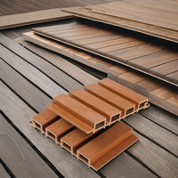 Panneaux muraux WPC co-extrudés pour extérieur, imperméables, résistants au soleil et à la décoloration, bardage WPC pour usage domestique, extérieur de villa