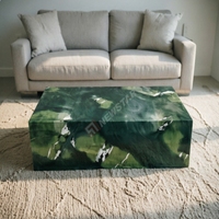 Table basse contemporaine pour salon, table basse en marbre vert avocat, texture peinte sur socle, intérieur résidentiel haut de gamme