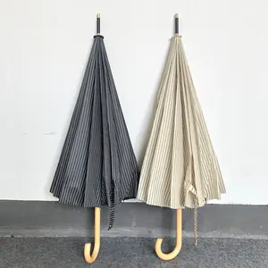 مظلة أوتوماتيكية خشبية مستقيمة بمقبض جاهزة للشحن أساسية بسعر الجملة للتحميل من المطر