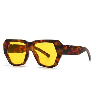 Wholesale High Quality Thick Frame OversizedLadies Eyewear Tortoise Shell Square Rivet Men Women Sunglasses