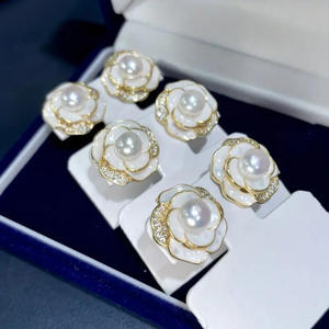 Orecchini a lobo con fiore dorato e perla sintetica incastonata a castone per gioielli da sposa da donna - Product Image 4