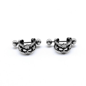 Pendientes Huggie de yunnique, pendientes de aro geométricos huecos con forma de estrella de acero de titanio para hombres y mujeres - Product Image 1