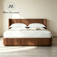 Lit double contemporain classique simple en chêne fait main pour chambre à coucher, villa, hôtel – Tailles Queen et King personnalisables