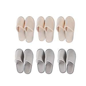 Pantuflas Suaves de Felpa Beige y Gris para Uso en Interiores, Amenidades de Hotel - Product Image 1