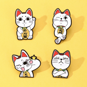 Épingles en émail personnalisées en gros, motif chat porte-bonheur Maneki Neko, jolies broches en métal en forme de chat japonais, accessoire de mode, en stock - Product Image 1