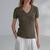 T-shirt à manches courtes en tricot melangeé à col en V pour femme, mini t-shirt en tricot léger à logo brodé, coupe ajustée