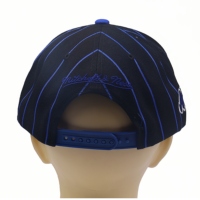 Gorra de Béisbol Unisex con Visera Plana, Diseño de Rayas Azules y Logotipo de Baloncesto, Ajustable con Cierre a Presión