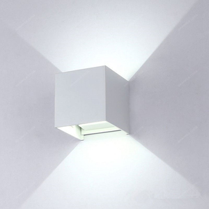 โคมไฟติดผนังกลางแจ้งแบบวิลล่ามีประกาย LED โคมไฟผนังทรงสี่เหลี่ยมกันน้ำพร้อมตัวเครื่องทำจากอลูมิเนียม