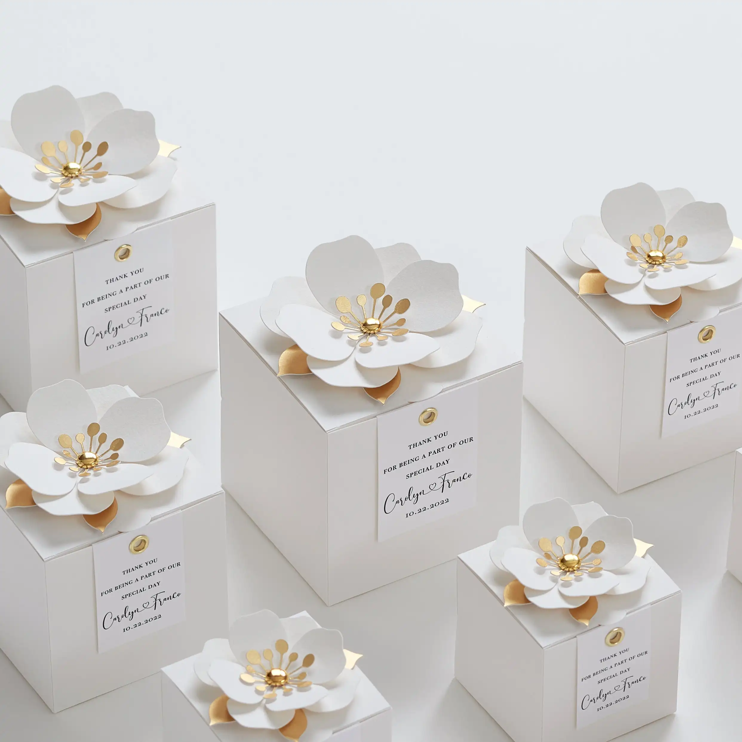LABONブライダルパーティー結婚式の誕生日記念日花の装飾が施された白い好意の紙のギフトボックス