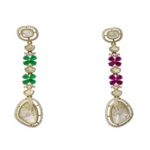 Pendientes Colgantes Vintage Chapados en Oro con Diseño de Flor de Circonita para Mujer, Joyería de Boda, Engaste de Aleación - Product Image 2