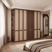 Armoire moderne en bois massif et rotin avec miroir de vanité intégré et étagères ouvertes pour le rangement de la chambre principale