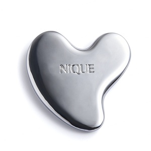 เครื่องนวดหน้ารูปหัวใจสำหรับใช้ในบ้าน ทำจากสแตนเลส ช่วยยกกระชับใบหน้า ลดเลือนริ้วรอย แผ่นกัวซาสีเงิน - Product Image 1