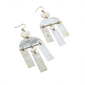 Meilleures Boucles d'Oreilles Créoles Tendance Fantaisie en Forme de Fleur, en Résine Acrylique Rouge, Design Élégant pour Femme, Bijoux de Fête, Anniversaire pour Femme - Product Image 6
