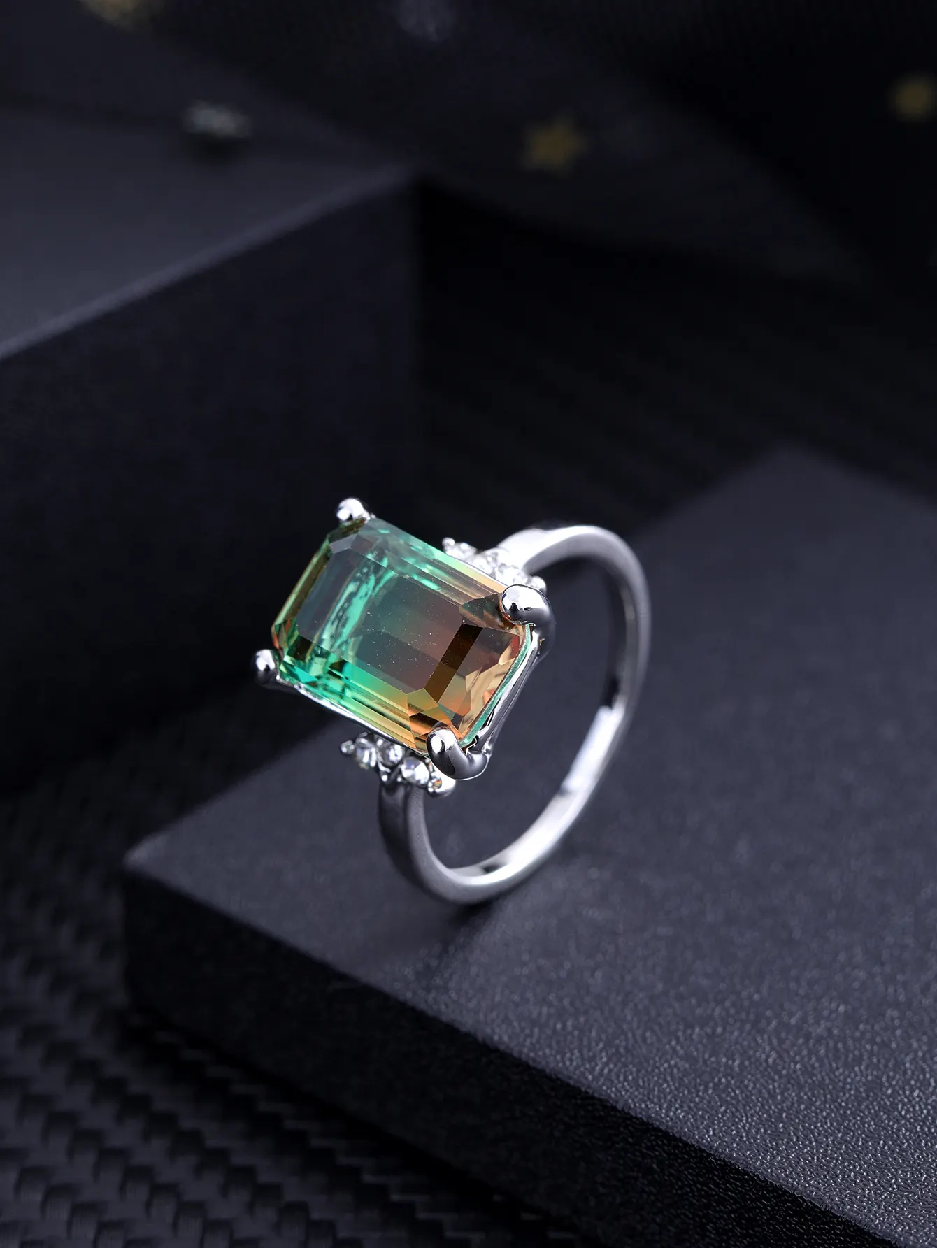 Bijoux lumière de luxe de haute qualité élégant vent couleur gemme zircon mode sens bague pour femme