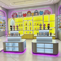 Lemari pajangan toko mainan bergaya kota anime custom dengan lampu LED untuk figur, set, dan barang koleksi trendi