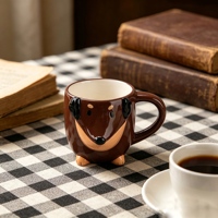 Service de table en céramique marron et blanc avec motif de chien teckel, théière, tasses et assiettes pour le service du café et du thé à la maison et en cuisine