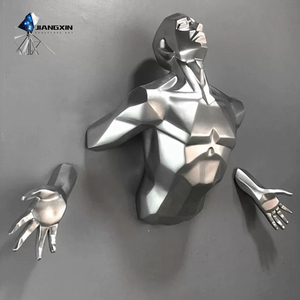 Esculturas montadas en la pared de personajes de anime modernos y dinámicos Artesanía artística de fibra de vidrio y resina con técnica de pintura - Product Image 1