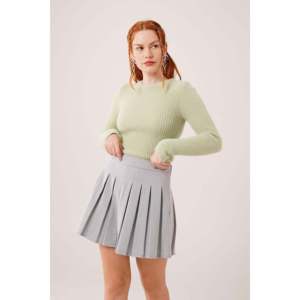 เสื้อสเวตเตอร์คอกลมสีเขียวฟูฟ่องสำหรับผู้หญิง แขนยาว ป้องกันขนร่วง 12 กรัม สีเขียวพิสตาชิโอ สไตล์ลำลอง - Product Image 3