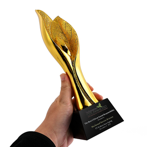Trophée en résine plaqué or en forme de <span class=keywords><strong>feuille</strong></span> d'arbre personnalisé brillant en forme de style luxueux sport CEO avec base en cristal <span class=keywords><strong>noir</strong></span> - Product Image 3