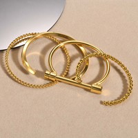 Bracelet jonc torsadé en acier inoxydable tendance avec fermoir fer à cheval et breloque en forme de D, bijou ouvert simple