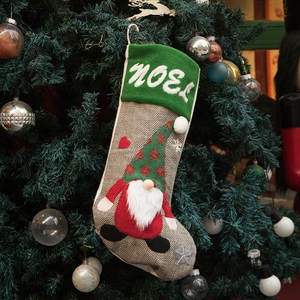 Chaussettes personnalisées brodées avec pompons, chaussettes tricotées adorables, décorations de fête, chaussettes de Père Noël pour enfants - Product Image 4