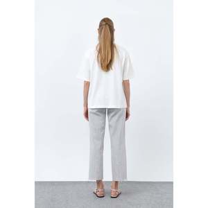 เสื้อยืดสีเอครูลำลองสำหรับผู้หญิง ยี่ห้อโซล แบรนด์ พร้อมลายเป็ดแบบมินิมอล นุ่มสบายสำหรับสวมใส่ทุกวัน มีจำหน่ายแล้ว - Product Image 4