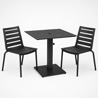 Ensemble de tables et chaises de bistrot en aluminium noir résistant aux intempéries, aux rayures et aux UV, pour l'hôtellerie et la restauration en extérieur